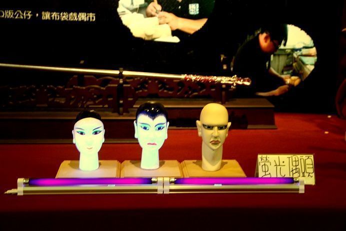 徐炎卿發明了夜晚表演也能閃亮的螢光偶。 徐炎卿發明了夜晚表演也能閃亮的螢光偶。